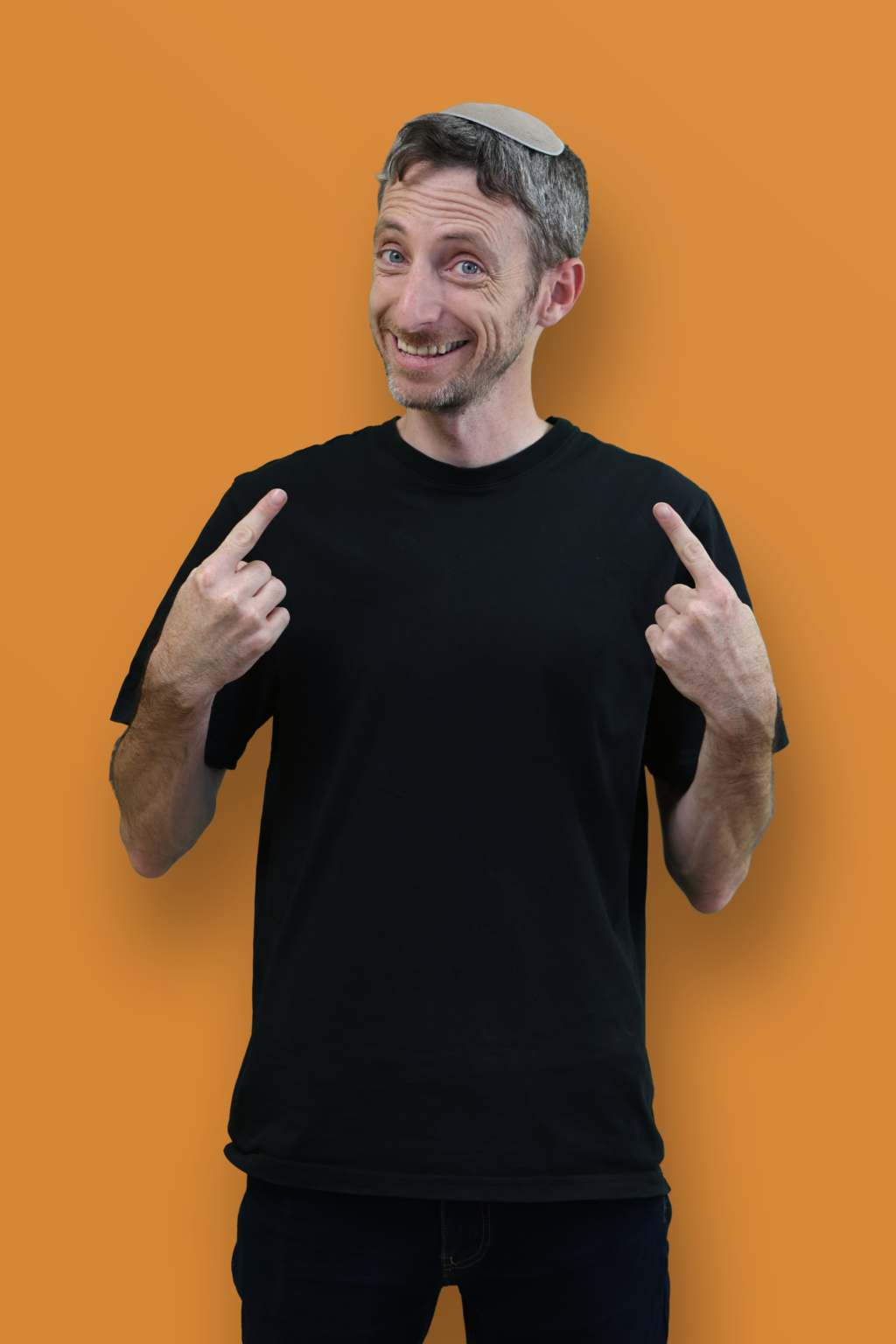 יאיר יעקבי מצביע על עצמו ומחייך